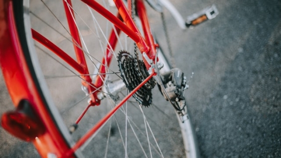 Foto van een achterwiel van een fiets.